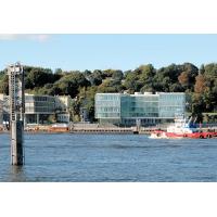 641_0007 Bürohäuser - Blick von der Elbe, Schlepper in Fahrt - Häuser an der Elbtreppe. | Neumuehlen - Strasse am Hafenrand von Hamburg Altona.